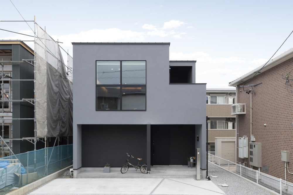 二階リビング×大窓 青空を眺める、黒とグレーの大人かっこいい家 メイン画像