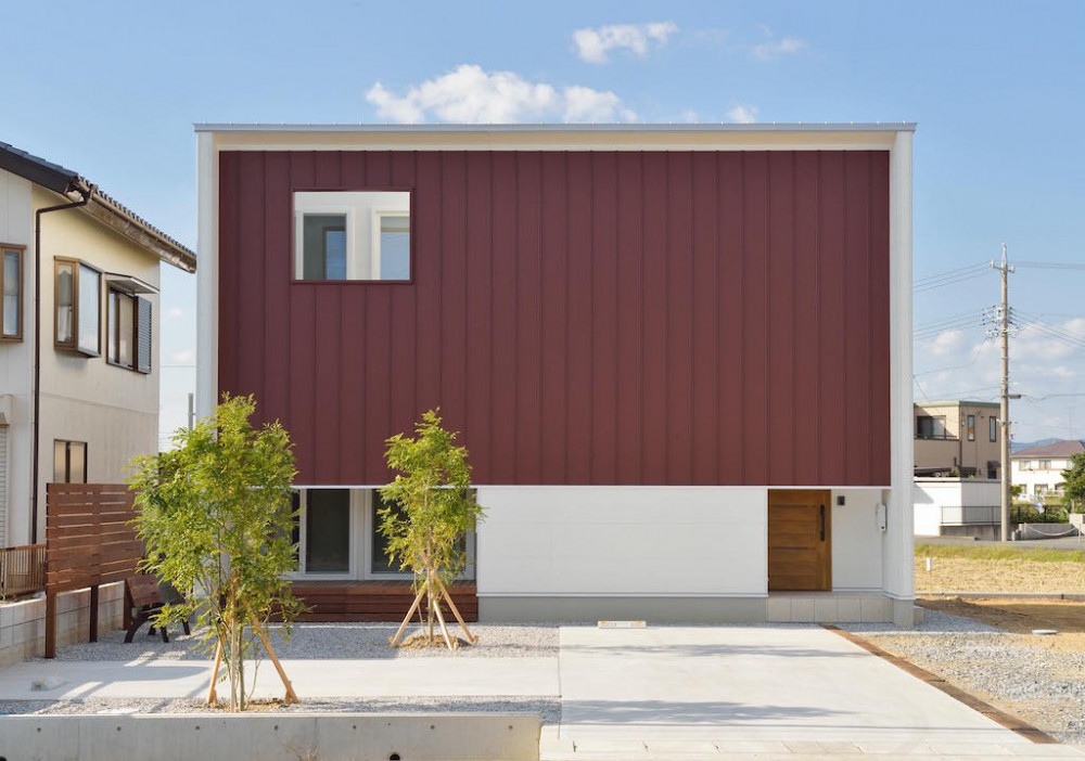 浜松市「クールな赤い垂れ壁の家」 メイン画像